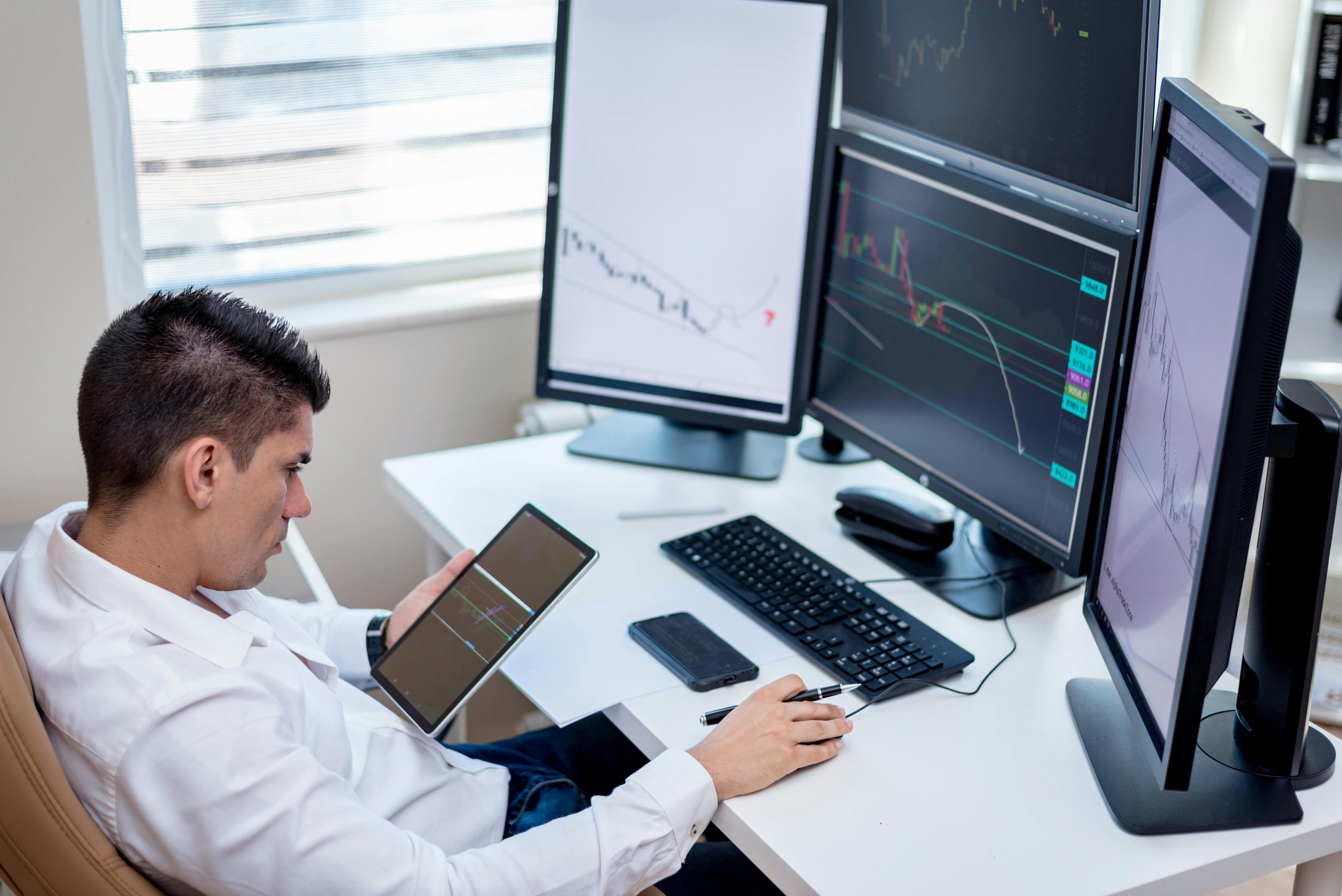 Trader planning staged entries and scaling on a two-monitor charting setup
