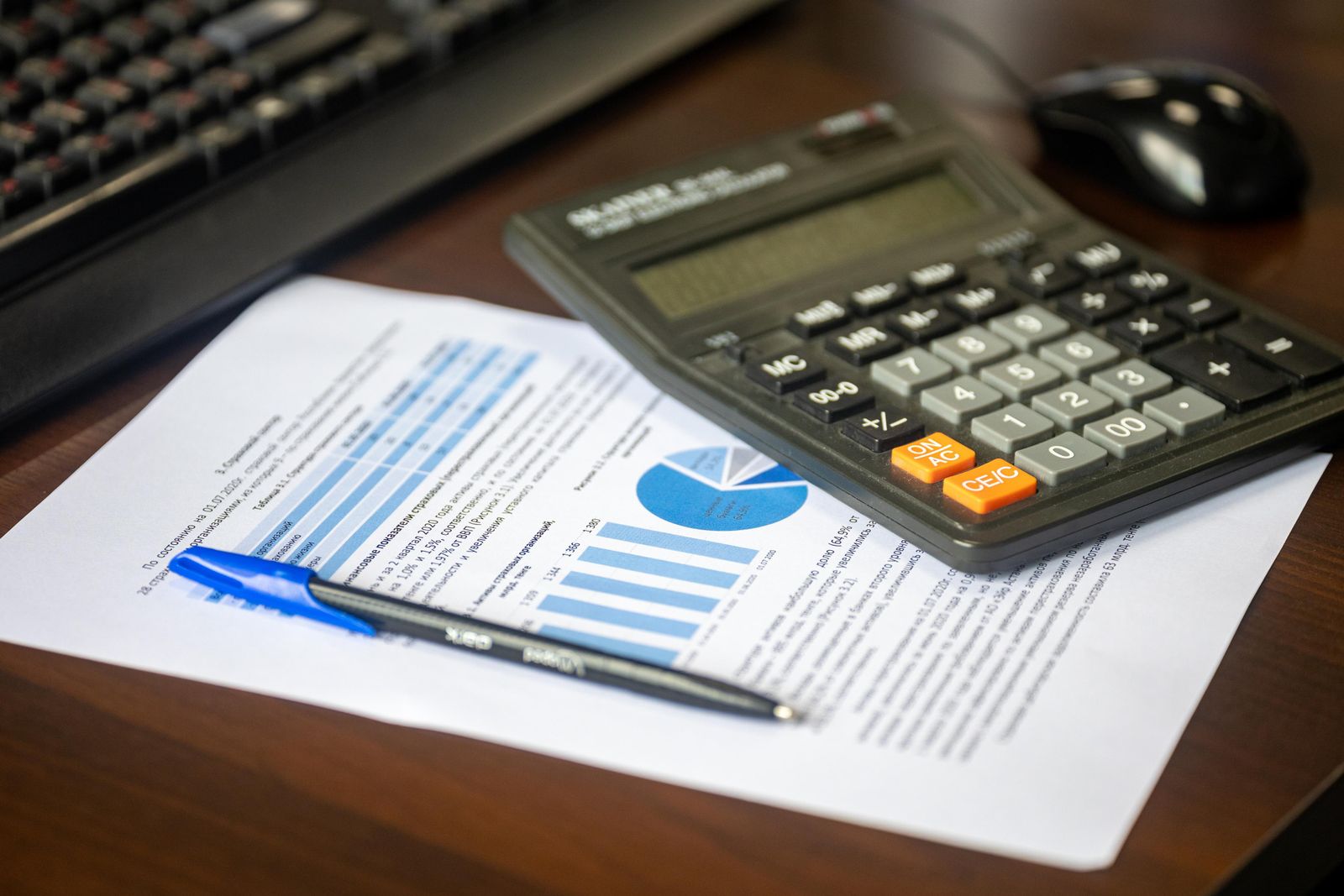 Planning forex risk and money management with a calculator and notes